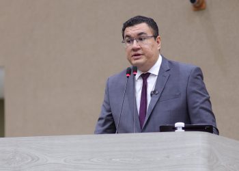 Secretário apresentou no plenário da CMM laudo pericial sobre vídeo (Foto: Mauro Pereira - Dicom/CMM)