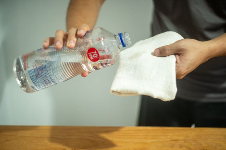 Imagem de uma pessoa utilizando o álcool líquido 70%- Foto: Fotos – Divulgação / Semsa