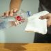 Imagem de uma pessoa utilizando o álcool líquido 70%- Foto: Fotos – Divulgação / Semsa