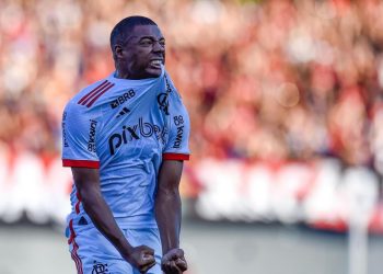 O uruguaio Nico de la Cruz marcou lindo gol de falta pelo Flamengo, seu primeiro clube carioca Créditos: Marcelo Cortes / CRF