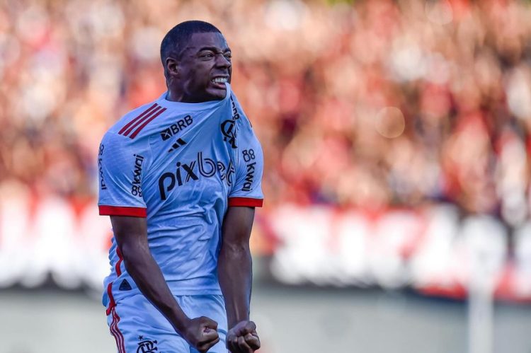 O uruguaio Nico de la Cruz marcou lindo gol de falta pelo Flamengo, seu primeiro clube carioca Créditos: Marcelo Cortes / CRF