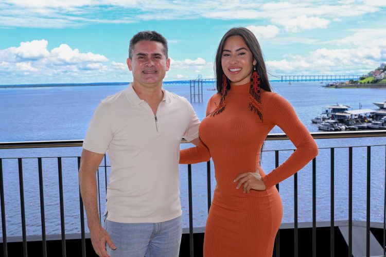 Prefeito de Manaus recebe Isabelle Nogueira no novo equipamento turístico e cultural da cidade, o Mirante Lúcia Almeida Foto: Dhyeizo Lemos / Semcom