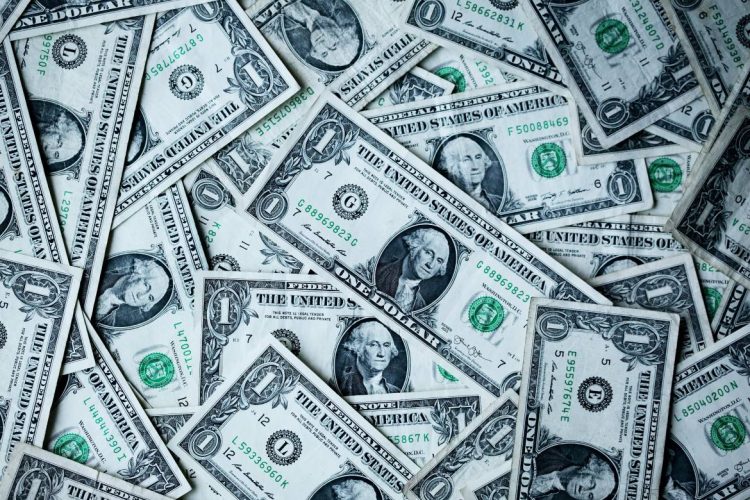 Dólar cai para R$ 5 sob expectativa de dados de inflação