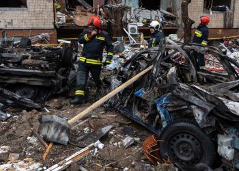 Equipe de resgate vasculha um prédio bombardeado em Kyiv (arquivo) Foto: Unicef Aleksey Filippov