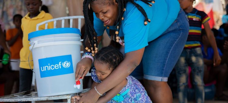 Mãe e filha participam de uma sessão de treinamento sobre lavagem de mãos em Porto Príncipe, Haiti. (Foto: UNICEF/Ralph Tedy Erol)