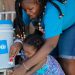 Mãe e filha participam de uma sessão de treinamento sobre lavagem de mãos em Porto Príncipe, Haiti. (Foto: UNICEF/Ralph Tedy Erol)