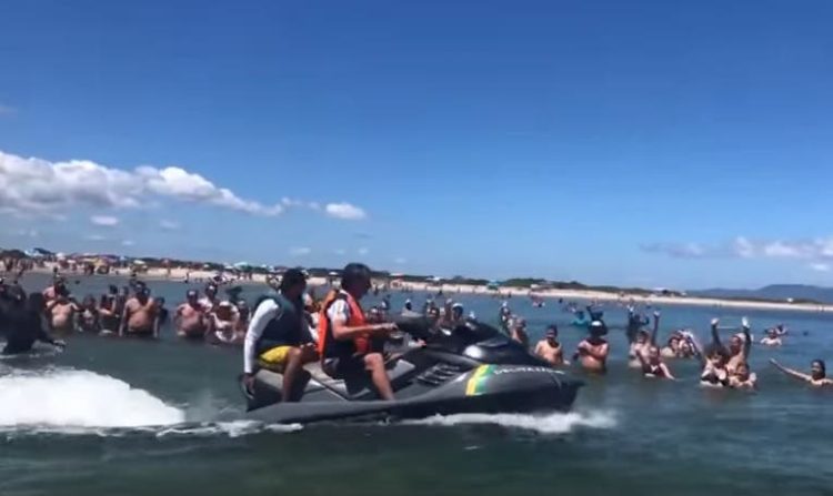Jair Bolsonaro passeia de jet ski em Itapoá (Foto: Reprodução, Facebook)