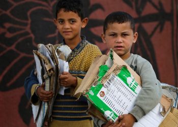 Crianças em Gaza coletam papelão para acender fogueiras para cozinhar. Foto: UNICEF/Eyad El Baba