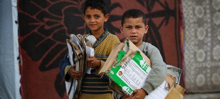 Crianças em Gaza coletam papelão para acender fogueiras para cozinhar. Foto: UNICEF/Eyad El Baba