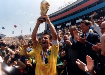 Dunga, capitão da seleção brasileira, com a taça de tetra campeão do mundo em 1994. Foto: Divulgação/CBF