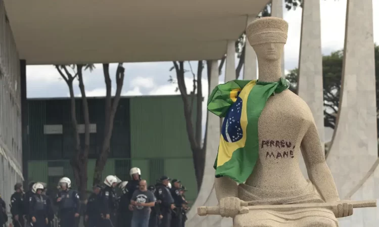 mulher que escreveu Perdeu, mané em estátua no STF Foto: © Joedson Alves/Agencia Brasil