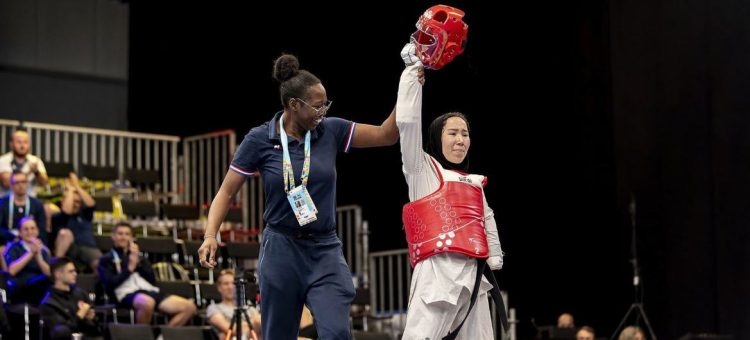 A atleta de para taekwondo Zakia Khudadadi, do Afeganistão, está competindo nos Jogos Paraolímpicos de 2024 em Paris