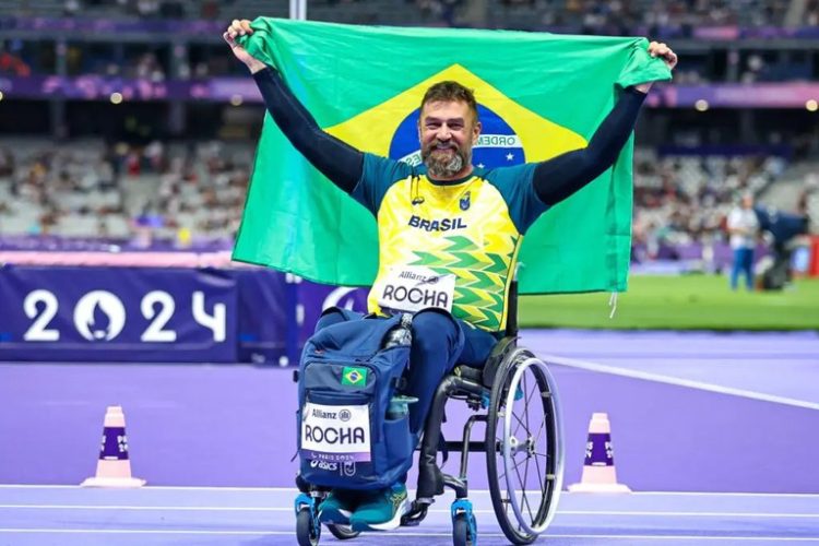 André Rocha comemora a medalha de bronze nos Jogos de Paris Foto: Wander Roberto/CPB