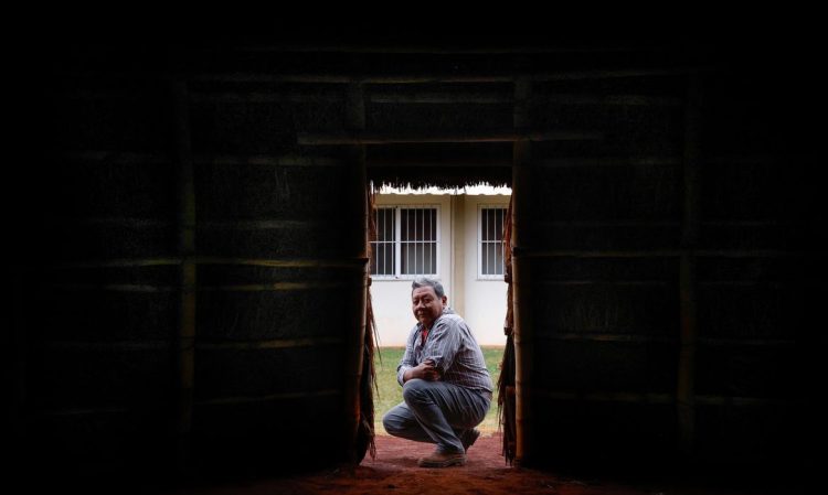 Kaiowá que aprendeu a ler com quase 40 anos fará intercâmbio na França
