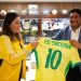 Presidente Ednaldo Rodrigues presenteia Ed Sheeran com camisa da Seleção Brasileira Créditos: Rafael Ribeiro/CBF