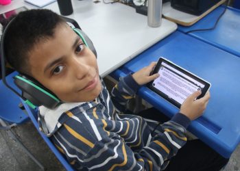 Aluno da Semed utilizando tablet durante aula. Fotos – Eliton Santos/Semed