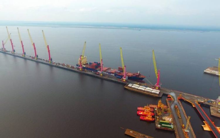 Sedecti celebra a chegada do primeiro navio de grande porte em Manaus após 70 dias de seca