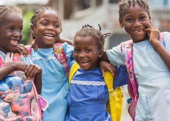 Meninas jovens voltam da escola para casa em São Tomé e Príncipe. Foto: UNICEF/Vincent Tremeau