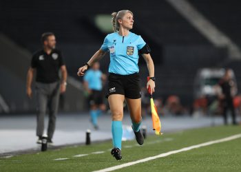 Um das melhores assistentes do Brasileirão Betano, Neuza Back durante partida pela competição Créditos: Rafael Ribeiro/CBF