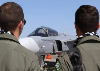 Caça adquirido pelo Brasil surpreende F-15 dos EUA em combate simulado