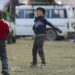 Dois meninos brincam em um centro de recepção na cidade de Raqqa, no norte da Síria. Suas famílias retornaram recentemente ao país . Foto: Unicef/Muhannad Aldhaher