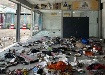 Um supermercado na capital congolesa, Kinshasa, foi saqueado após protestos contra eventos que acontecem no extremo leste do país. Foto: Radio Okapi