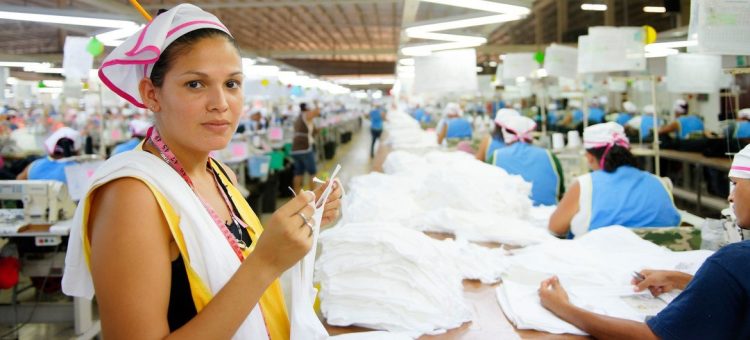 Uma trabalhadora do setor têxtil inspeciona roupas em uma fábrica na Nicarágua. Foto: OIT/Marcel Crozet