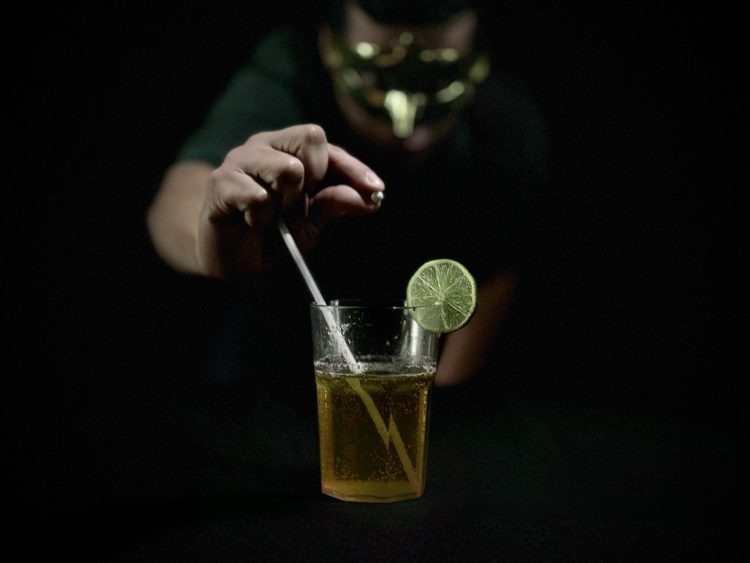 Imagens ilustrativas do uso de substâncias sedativas em bebidas. (Fotos: Lyandra Peres/PC-AM)