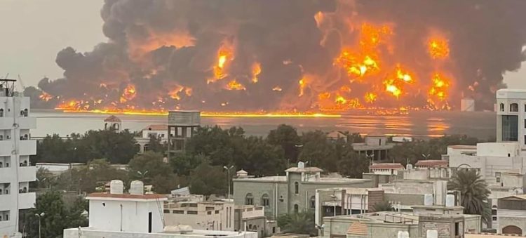 Fumaça e chamas sobem de um local em Hudaydah, Iêmen, em 20 de julho de 2024. Foto: Ocha