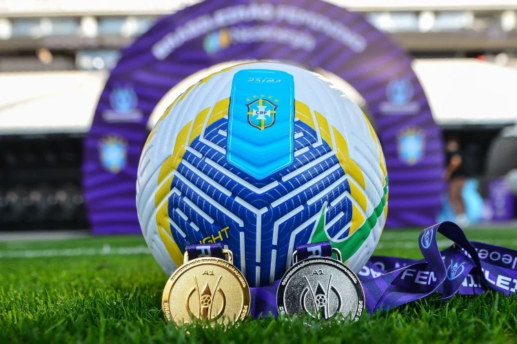 Bola e medalhas do Brasileirão Feminino A1 2024. Foto: Staff Images/CBF