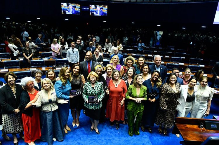 Ganhadoras do Diploma Mulher-Cidadã Bertha Lutz 2025 e parlamentares em Plenário. Foto: Geraldo Magela/Agência Senado