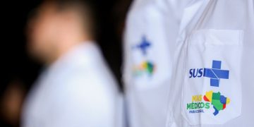 Detalhe do uniforma de um médico. Profissional é um dos que pode trabalhar como liberal. Foto: Marcelo Camargo/Agência Brasil