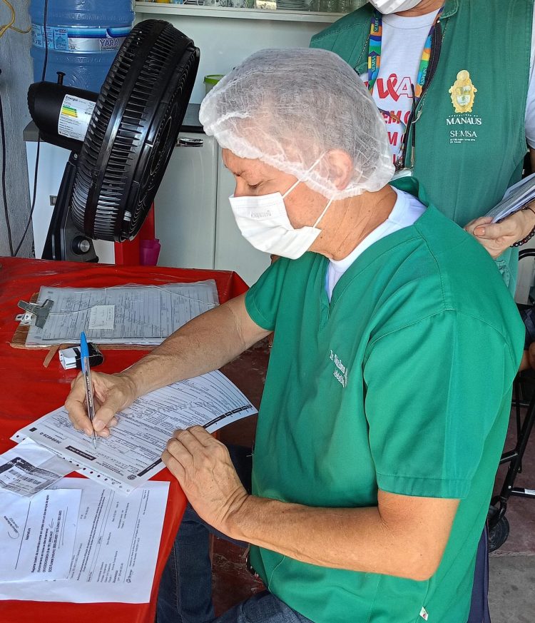 Servidor do Cedo, da Prefeitura de Manaus, preenchendo documentos para o serviço de declaração de óbitos em domicílio. Foto: Fotos – Divulgação/Semsa