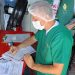 Servidor do Cedo, da Prefeitura de Manaus, preenchendo documentos para o serviço de declaração de óbitos em domicílio. Foto: Fotos – Divulgação/Semsa