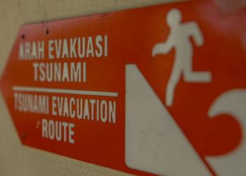 Uma placa de rota de evacuação de tsunami em uma escola em Bali. Foto: UNDRR/Antoine Tardy