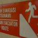 Uma placa de rota de evacuação de tsunami em uma escola em Bali. Foto: UNDRR/Antoine Tardy