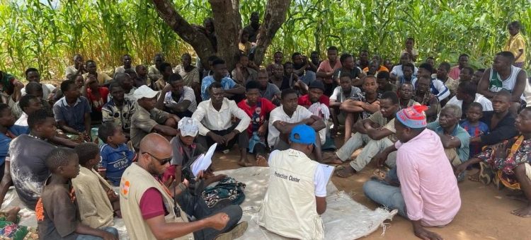 Funcionários do Acnur realizam uma avaliação de necessidades com algumas pessoas que chegam a Namapa, na província de Nampula, após fugirem de ataques de grupos armados não estatais em Cabo Delgado (arquivo). Foto: © Acnur Moçambique