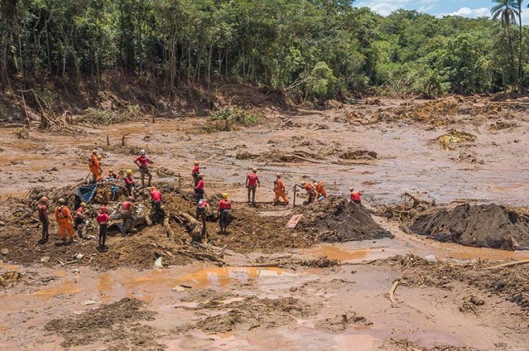 Bombeiros na localização de vitimas em meio à lama deixada pelo rompimento de barragem em Brumadinho. Foto: Ricardo Stuckert/Fotos Públicas