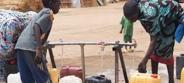 Coleta de água no Sudão. Foto: UNHCR/Ying Hu