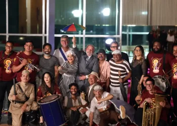Presidente Lula recebe equipe do filme O Agente Secreto, no Palácio da Alvorada, e grupo de frevo. Foto: Valter Campanato/Agência Brasil