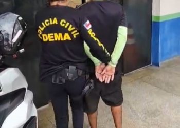 [10:11, 11/08/2025] +55 92 8596-1536: Polícia Civil prende homem que esfaqueou cachorro na mesma ocasião em que tentou matar o próprio primo
Tanto o primo do autor quanto o animal foram atingidos com golpes de faca
A Polícia Civil do Amazonas (PC-AM), por meio da Delegacia Especializada em Crimes contra o Meio Ambiente e Urbanismo (Dema), deu cumprimento a um mandado de prisão preventiva em nome de um homem, de 41 anos, por esfaquear um cachorro de Sem Raça Definida (SRD) e por tentar matar o próprio primo, de 36 anos. Os fatos ocorreram no dia 1º de fevereiro deste ano, no bairro São José Operário, zona leste.
Conforme o delegado Guilherme Antoniazzi, adjunto da Dema, na manhã do dia 1º de fevereiro, o autor invadiu o quarto do seu primo e tentou mata-lo com golpes de faca. Na ocasião, a vít…
[10:11, 11/08/2025] +55 92 8596-1536: Ação policial da Delegacia Especializada em Crimes contra o Meio Ambiente e Urbanismo (Dema). (Fotos: Lyandra Peres e Divulgação/PC-AM)