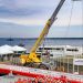 Lula ao lado de trabalhadores na balsa sobre o Rio Negro, ao lado da estrutura que instala os cabos de fibra óptica no leito dos rios. Foto: Ricardo Stuckert/PR