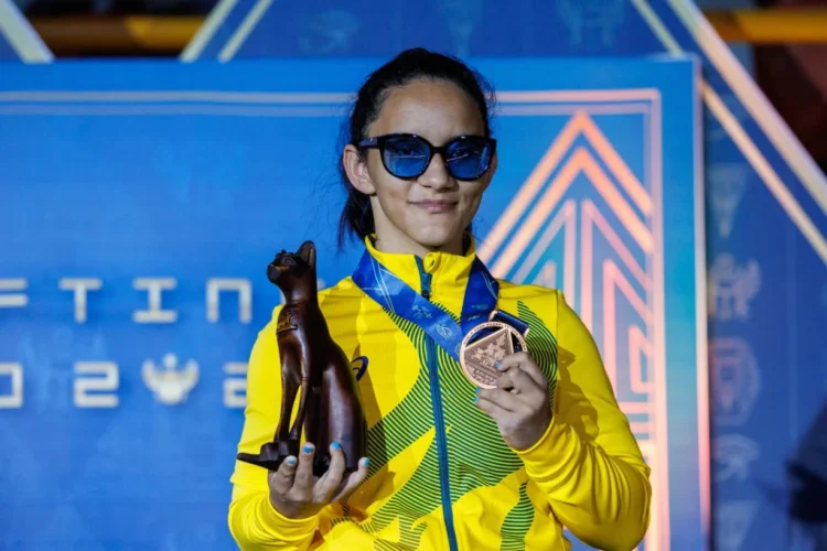A halterofilista Lara Lima exibe medalha de bronze durante pódio em Cairo | Foto: Alessandra Cabral / CPB