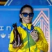 A halterofilista Lara Lima exibe medalha de bronze durante pódio em Cairo | Foto: Alessandra Cabral / CPB