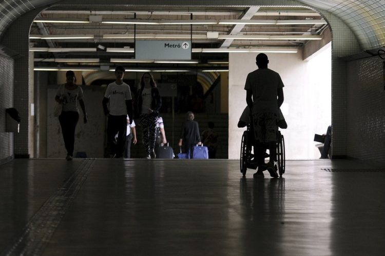 Com a Lei 15.229, sancionada na quinta-feira, o estelionato contra pessoas com deficiência passa a ser um crime que independente da denúncia da vítima para ser processado. Foto: Pedro Ventura/Agência Brasília