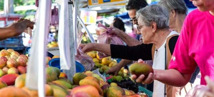 À medida que a população global aumenta, a questão de como produzimos, comercializamos e consumimos alimentos de maneira sustentável se torna cada vez mais urgente. Foto: FAO/Miguel Schincariol