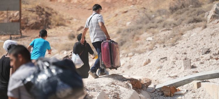 Hariri Pessoas fugindo dos ataques aéreos israelenses no Líbano cruzam a fronteira de Jdeidet Yabous para a Síria (outubro de 2024). Foto: Acnur/Houssam