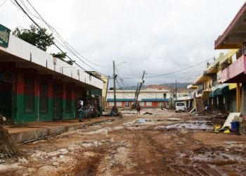 Lama e destroços cobrem as ruas de Santa Cruz, na Jamaica, após a passagem do furacão Melissa. Foto: © Unicef