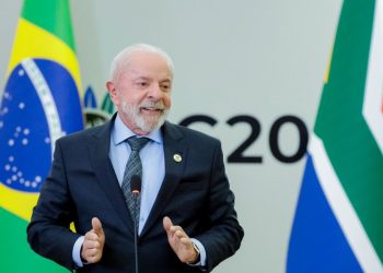 O presidente Lula durante coletiva de imprensa em Joanesburgo, na África do Sul: 'Se alguém imaginou que poderia enfraquecer o multilateralismo, esses eventos, tanto da COP quanto do G20 aqui na África do Sul, demonstram que o multilateralismo está mais do que vivo'. Foto: Ricardo Stuckert / PR