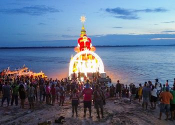 Famílias de comunidades ribeirinhas, localizadas às margens do rio Amazonas, prestigiando a chegada da balsa da programação do “Natal nas Águas” da Prefeitura de Manaus. Fotos – João Viana/Semcom